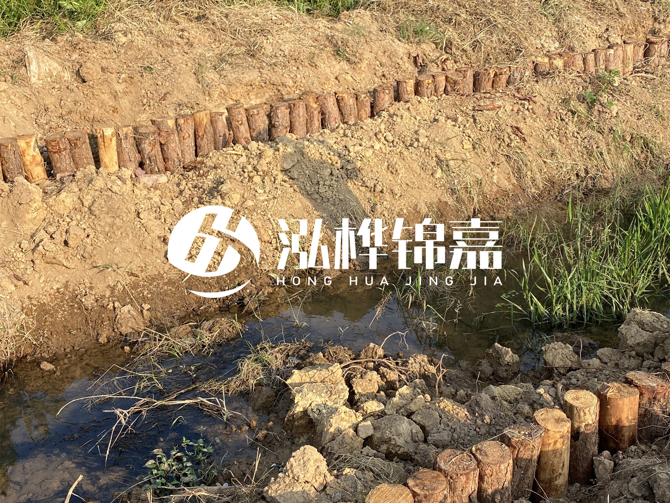 防汛木樁價格中的施工費如何計算？水下打樁和陸地打樁費用差異？